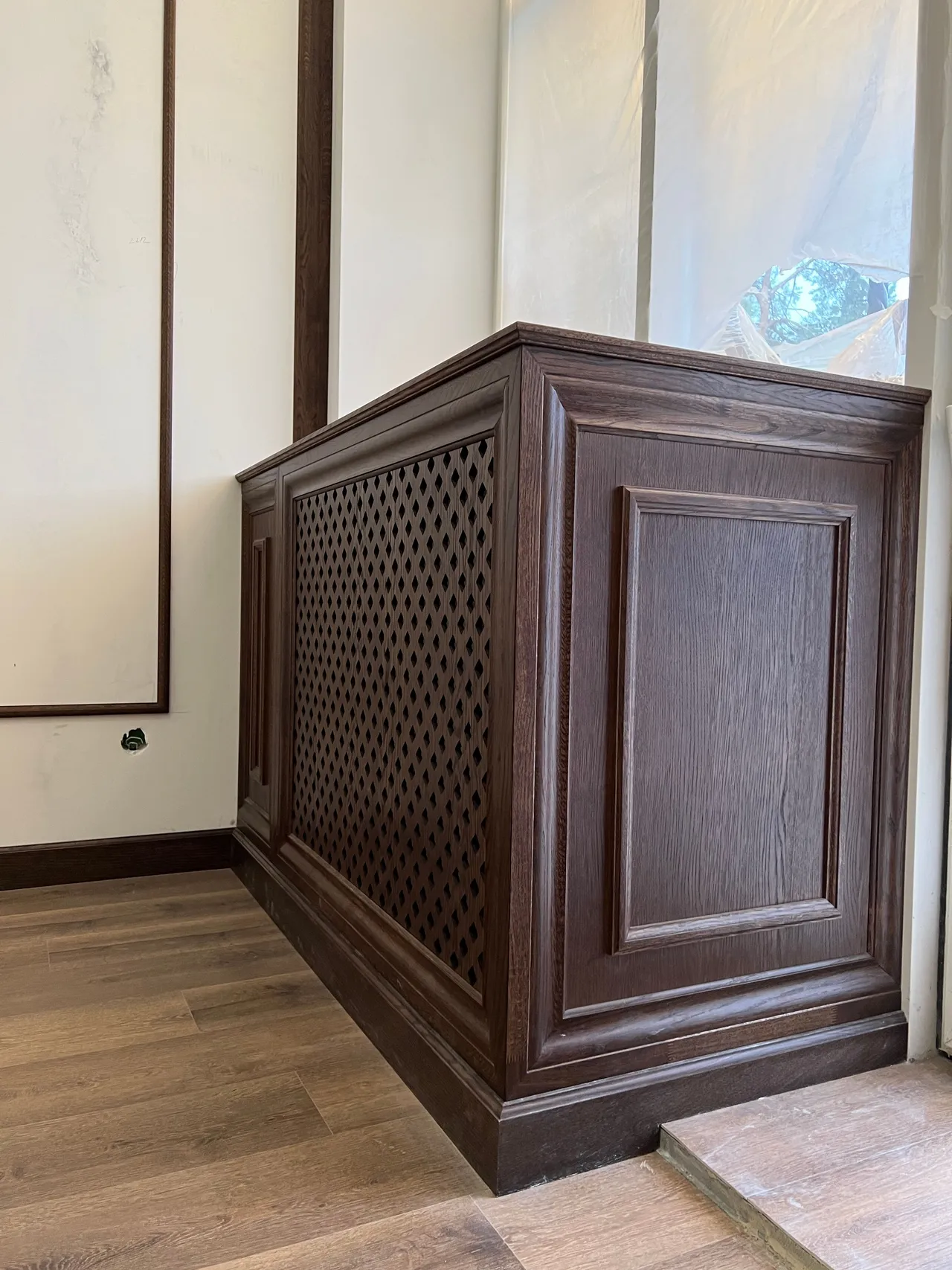 Деревянный экран радиатора отопления крупным планом